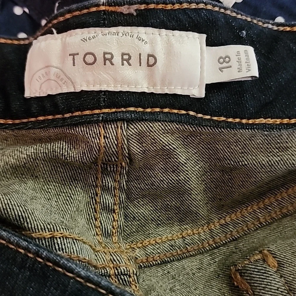 Torrid Dark Rinse Jean Shorts, Size 18 - Picture 3 of 7